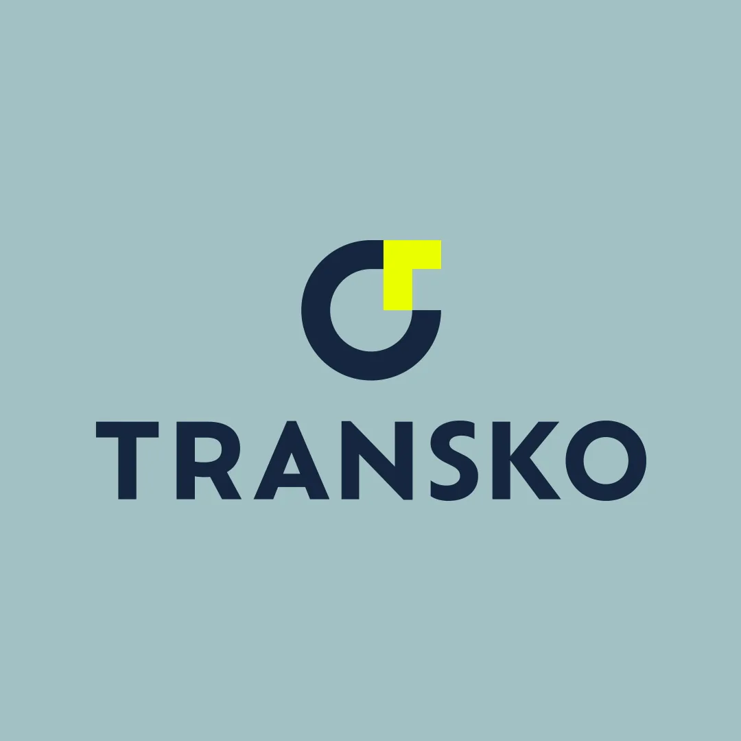 Neues Transko-Logo aus Bildmarke und Schriftzug auf hellblauem Grund