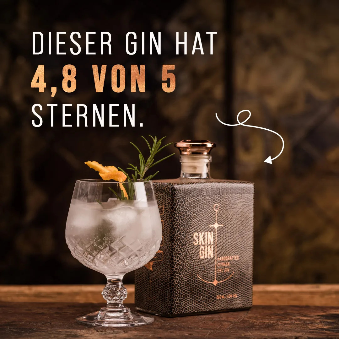 Skin-Gin-Werbemotiv mit Bewertungs-Headline, Gin Tonic und Flasche im Lederetui