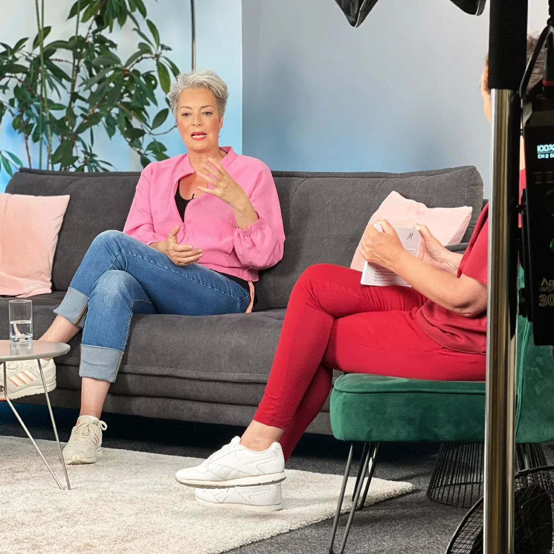 Gespräch auf dem Sofa des Studiosets bei Tina Talk Live