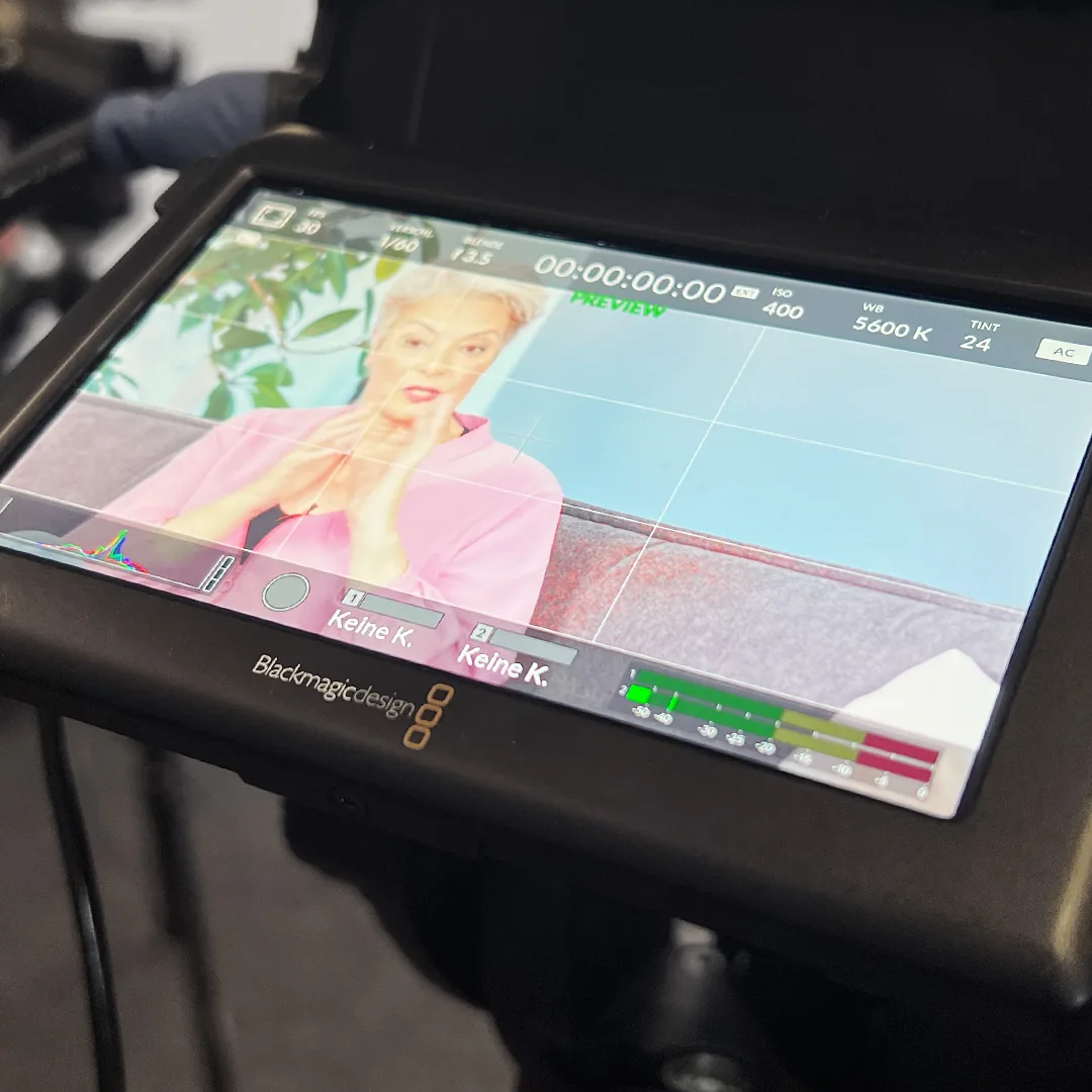 Kameramonitor mit dem Bild des laufenden Tina-Talk-Live-Interviews