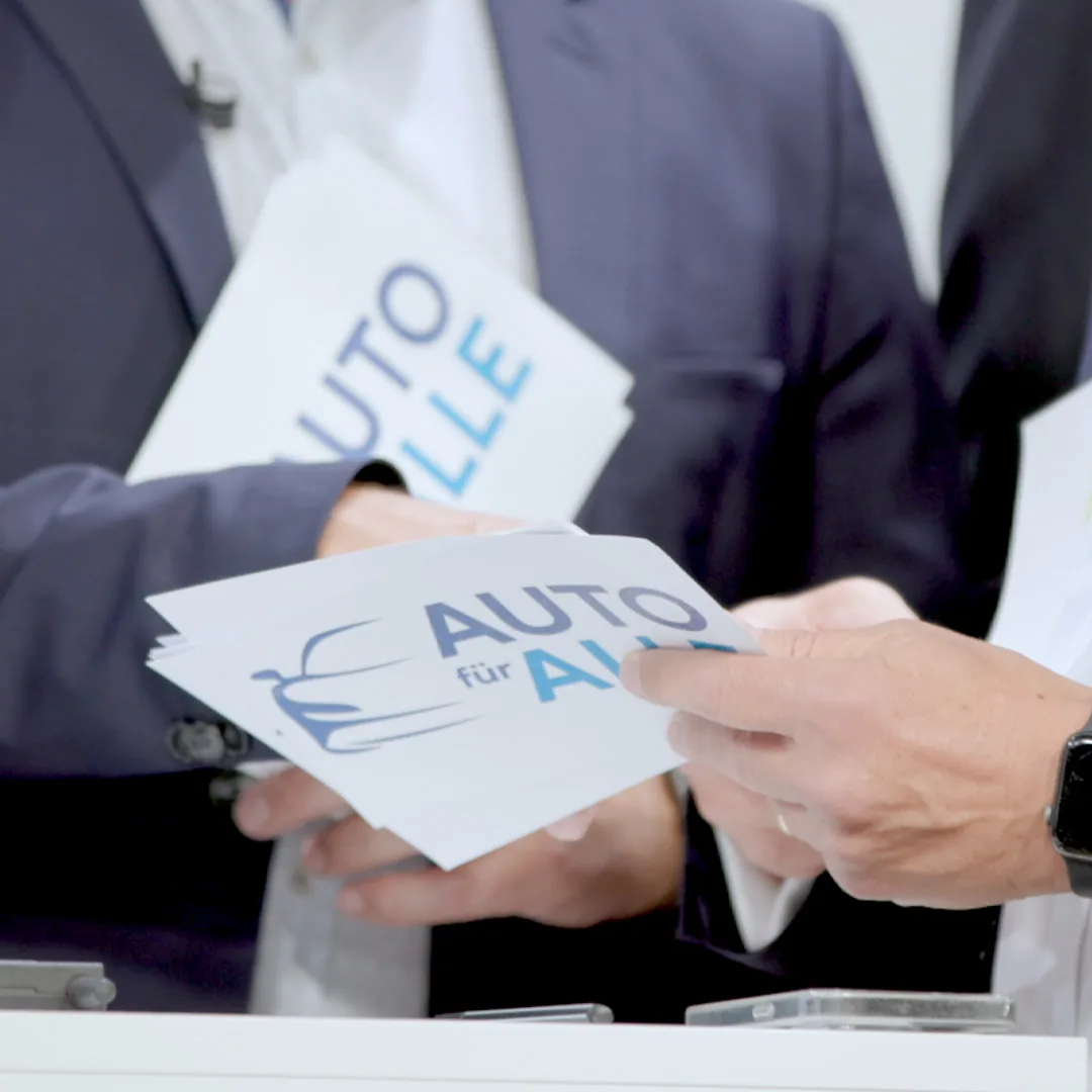 Moderationskarten mit dem Logo Auto für alle werden übergeben