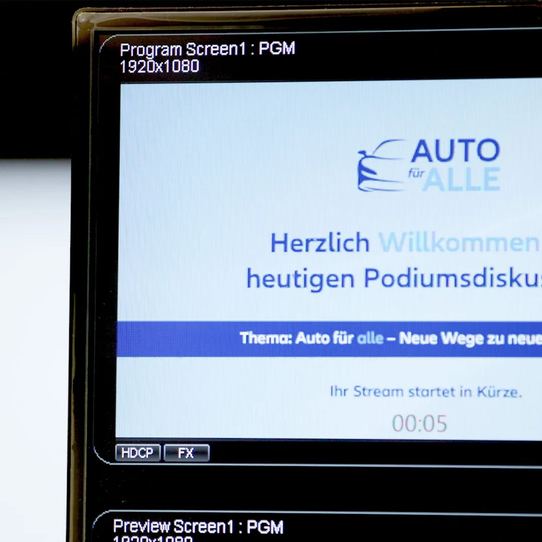 Regiemonitor mit der Startgrafik der Podiumsdiskussion Auto für alle