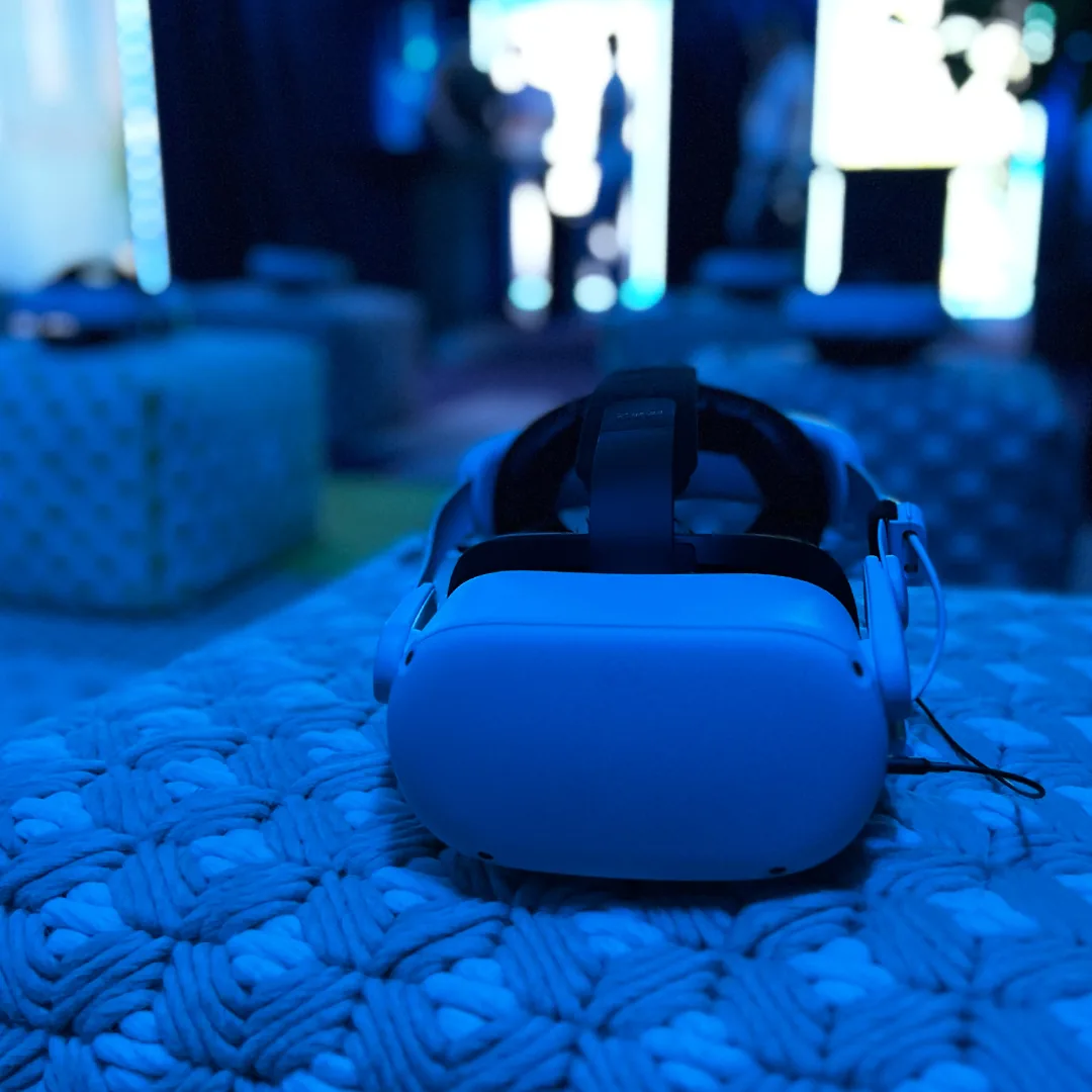 VR-Brille auf einem Sitzwürfel im blau beleuchteten BGW-Messestand