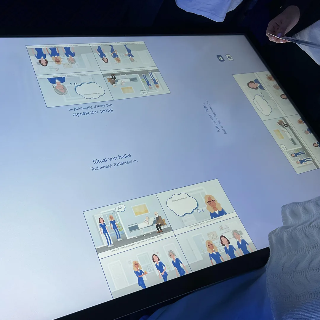 Multitouch-Tisch mit interaktiver Bildergeschichte aus dem Pflegealltag