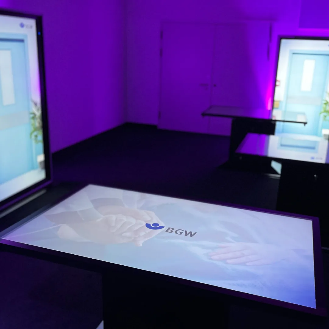 Multitouch-Tisch mit BGW-Startbildschirm und weiteren Touchscreens