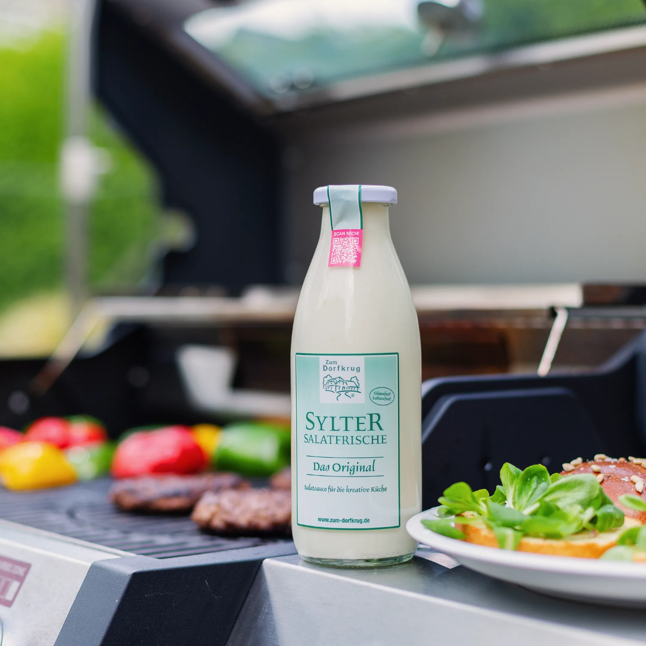 Sylter Salatfrische auf dem Gasgrill neben Grillgemüse und Salatteller