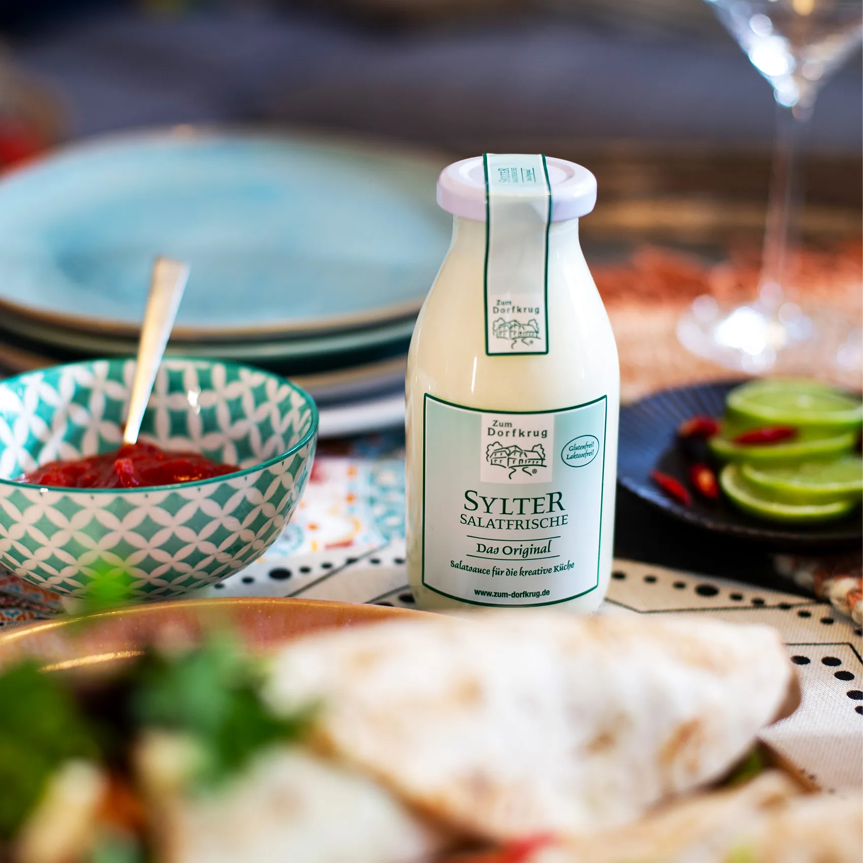Sylter Salatfrische auf gedecktem Tisch mit Wrap, Dip und Limetten